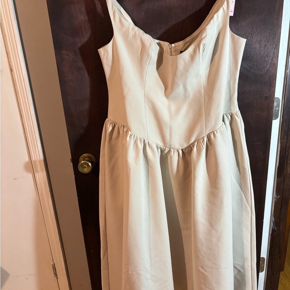 Pretty Little Thing PLUS CREAM WOVEN DIPPED BARDOT RUCHED MIDAXI DRESS - Picture 4 of 5